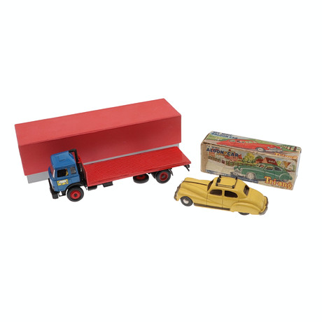 TRIANG LEKSAKSBIL I KARTONG OCH BRITAINS DIE-CAST FLAKBIL I KARTONG.