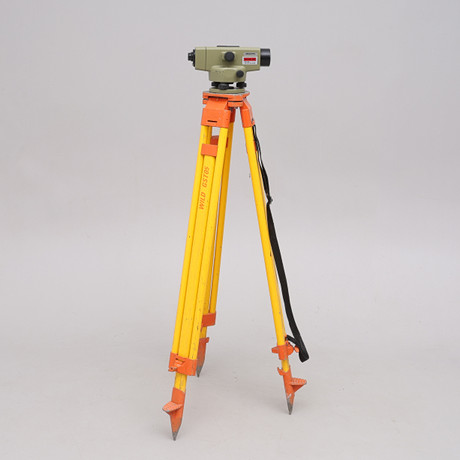 AVVÄGNINGSINSTRUMENT (LANTMÄTERI) MED TREFOTSSTATIV, WILD/LEICA, MODELL NA2. på auktion hos Crafoord Auktioner Lund
