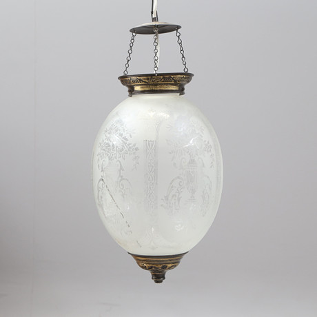 MÅNSKENSLAMPA/AMPEL, transparant glas, rikligt dekorerad, omkring 1900. på auktion hos Kalmar Auktionsverk