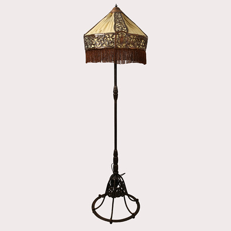 GOLVLAMPA, järn med skärm i textil på genombruten ram med blomstermotiv i koppar, Jugend, 1920- tal. på auktion hos Limhamns Auktionsbyrå