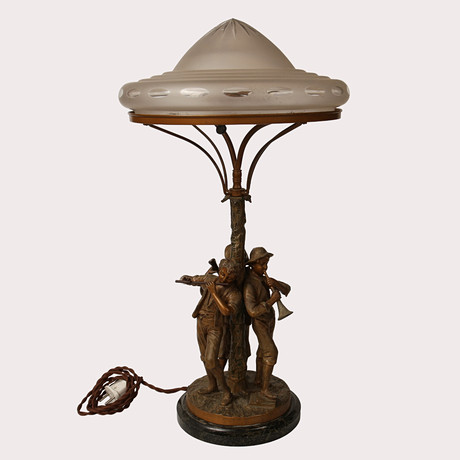 BORDSLAMPA med musikanter, bronserad metall på stensockel och glaskupa, omkring 1900- talets första kvartal. på auktion hos Limhamns Auktionsbyrå