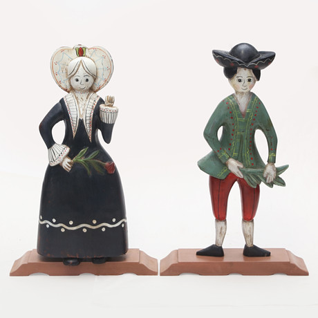 FOLKDRÄKTSDOCKOR, 1 par, trä, 1800-tal. på auktion hos Kalmar Auktionsverk