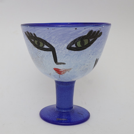 ULRICA HYDMAN VALLIEN. Skål på fot, konstglas, handmålad dekor.