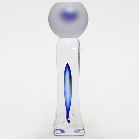 KONSTGLAS, Studioglas Strömbergshyttan, signerad, 2001. på auktion hos Kalmar Auktionsverk