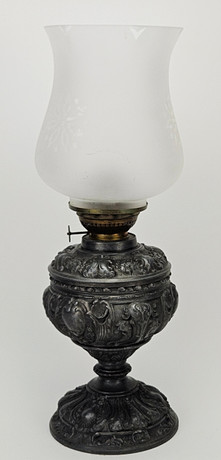 BORDSFOTOGENLAMPA, zink och glas, omkring år 1900. på auktion hos Auktionshuset Thörner & Ek