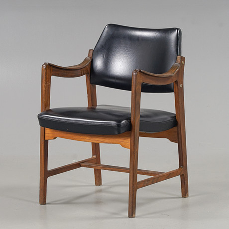 KARMSTOL Teak, svart konstskinn, 1950/60-tal. på auktion hos Karlstad Hammarö Auktionsverk