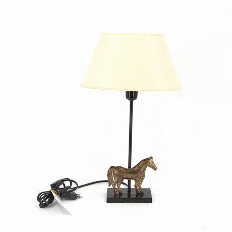 BORDSLAMPA, stomme metall, dekorerad med häst i relief, tygklädd skärm, Holländer, nutida. på auktion hos Höganäs Auktionsverk