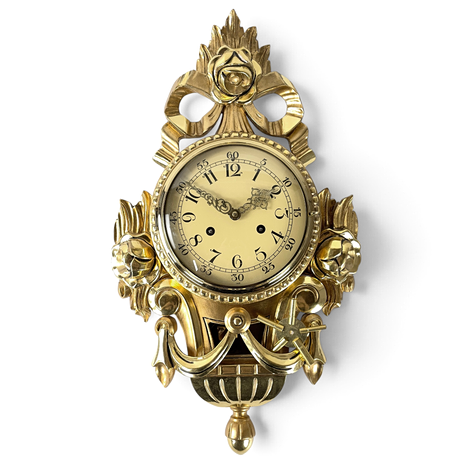 VÄGGPENDYL. Gustaviansk stil, förgyllt trä, 1900-tal. på auktion hos Roslagens Auktionsverk