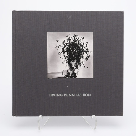 IRVING PENNS UTSTÄLLNINGSBOK "FASHION", 2017. på auktion hos Crafoord Auktioner Lund