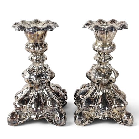 LJUSSTAKAR, ett par, barockstil, nysilver, 1900-tal. på auktion hos Roslagens Auktionsverk