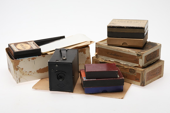 KAMERA. Agfa Box samt lådor med l fotoglasplåtar mm, 1900-tal.