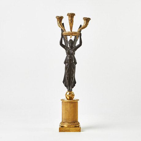 KANDELABER, parisarbete i Restauration, 1800-talets första kvartal, för tre ljus, brännförgylld och mörkpatine på auktion hos Stockholms Auktionsverk Magasin 5