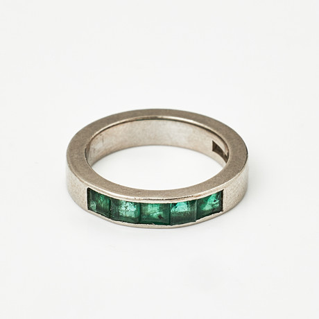 RING, 18 k vitguld, 5 carréslipade smaragder, Juvelerare AB J Petterssons Eftr., Stockholm 1969. på auktion hos Stockholms Auktionsverk Magasin 5
