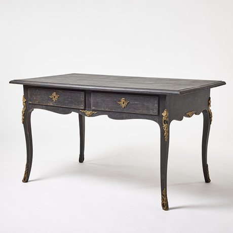 SKRIVBORD s.k. Partners desk, rokoko, 1700-talets andra hälft, stomme i furu och al, beslag i mässing. på auktion hos Stockholms Auktionsverk Magasin 5