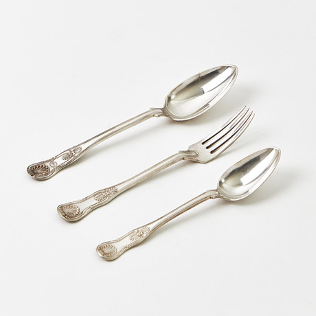 GUSTAF MÖLLENBORG. Bestickuppsättning, 39 delar, silver, Stockholm 1834-1848. Modell Engelsk snäck. på auktion hos Stockholms Auktionsverk Magasin 5