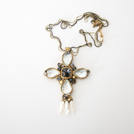 ELLA K BIJOUX PARIS, Halsband med stort handgjort kors med pärlemo och kristaller, 2015. på auktion hos Auktionsverket Engelholm