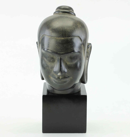 SKULPTUR, trä, efter Head of Jayavarman VII, 1900-tal. på auktion hos Hälsinglands Auktionsverk