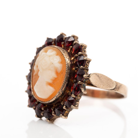 HERIBERT ENGELBERT. Ring, Förgyllt silver, Camé, Granater. på auktion hos Garpenhus Auktioner