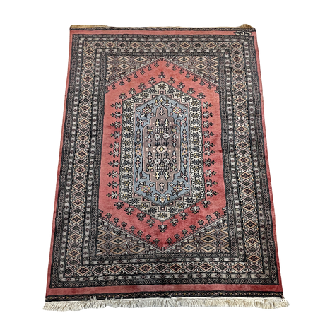 MATTA, handknuten, troligen Pakistan, ca 127x172 cm, signerad. på auktion hos Roslagens Auktionsverk
