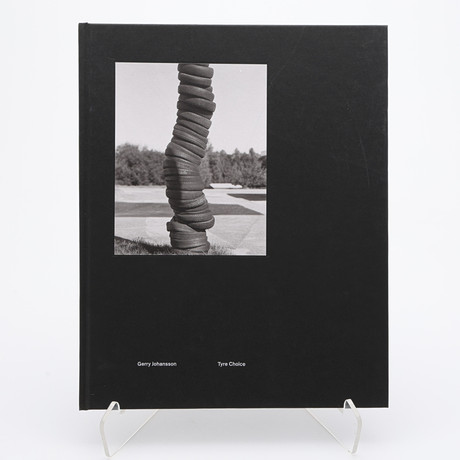 GERRY JOHANSSONS "TYRE CHOICE" I BEGRÄNSAD FÖRSTA UPPLAGAN, 2017 - SIGNERAD. på auktion hos Crafoord Auktioner Lund