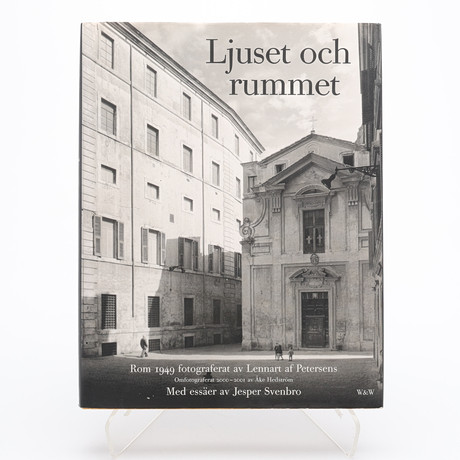 LENNART AF PETERSENS FOTOGRAFIER FRÅN ROM SOM OMFOTOGRAFERADES AV ÅKE HEDSTRÖM I "LJUSET OCH RUMMET", 2004. på auktion hos Crafoord Auktioner Lund