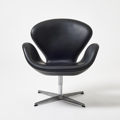 ARNE JACOBSEN. "Svanen", Fritz Hansen, Danmark, modellen formgiven kring 1957, aluminium med klädsel i svart l på auktion hos Stockholms Auktionsverk Magasin 5