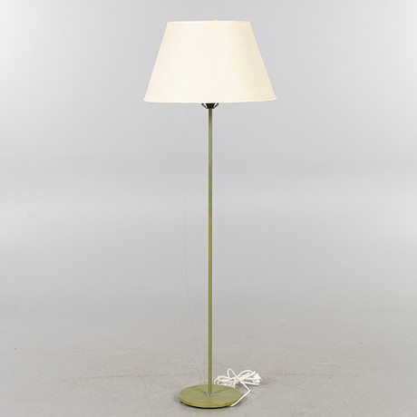 GOLVLAMPA, grönlackad metallstomme, 1900-talets andra hälft. på auktion hos Stockholms Auktionsverk Helsingborg