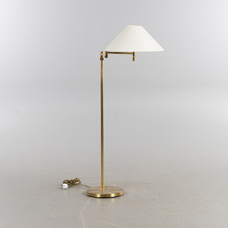 EWÅ VÄRNAMO. Golvlampa, "G-20", mässing med vit textilskärm, 1900-talets andra hälft.