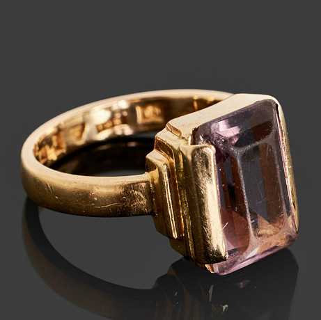 WIWEN NILSSON. Ring, 18k guld dekorerat med en trappslipad ametisti trappstegsformad fattning, 1954, Lund. på auktion hos Crafoord Auktioner Stockholm