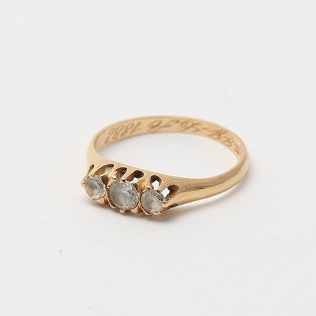TRESTENSRING, guld 18K med tre briljantslipade diamanter, Stockholm 1962. på auktion hos Uppsala Auktionskammare