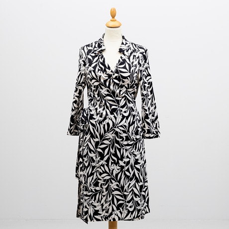 DIANE VON FURSTENBERG. Omlottklänning, storlek amerikansk 12. på auktion hos Auktionshuset Kolonn