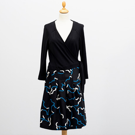 DIANE VON FÜRSTENBERG. Omlottklänning, amerikansk storlek 14, 2000-tal. på auktion hos Auktionshuset Kolonn