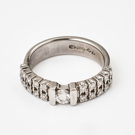 RING, 18 k vitguld, 21 briljanter totalt 0,58 ct., enligt gravyr, A.Tillander, Helsingfors 2006. på auktion hos Stockholms Auktionsverk Magasin 5