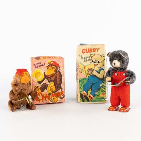 PLÅTLEKSAKER, 2 st, "Cubby", "Chimp". på auktion hos Karljohan Auktioner