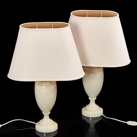 BORDSLAMPOR, 1 par, Made in Italy, alabaster. på auktion hos Crafoord Auktioner Stockholm