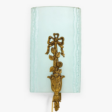 VÄGGLAMPA, 1940-tal. Swedish Modern. Armatur i patinerad mässing med skärm i frostat råglas. på auktion hos Crafoord Auktioner Stockholm