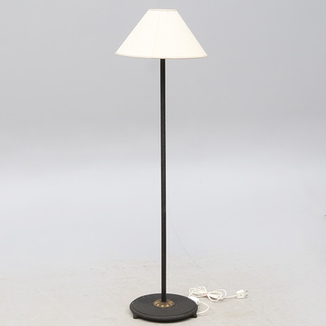 ERNST VOSS. TILLSKRIVEN. GOLVLAMPA, järn, modell 13284, Danmark, stämpelsignerad Voss 13284, 1900-talets först på auktion hos Kalmar Auktionsverk