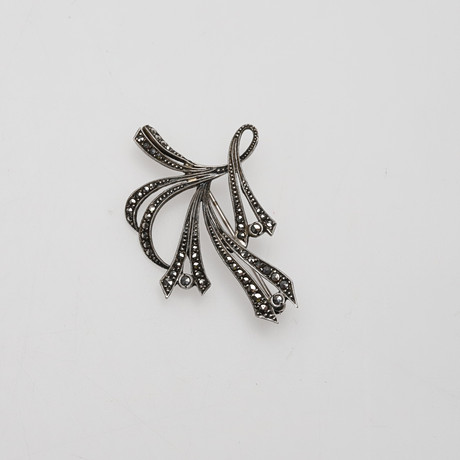 BROSCH. Silver, art deco, 1920/30-tal. Totalvikt 6,2 gram. på auktion hos Örebro Stadsauktioner