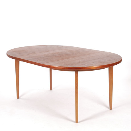 KARL-ERIK EKSELIUS. Matbord, teak och ek, JOC, Vetlanda, 1950/60-tal. på auktion hos Auktionsfirma Kenneth Svensson i Kalmar