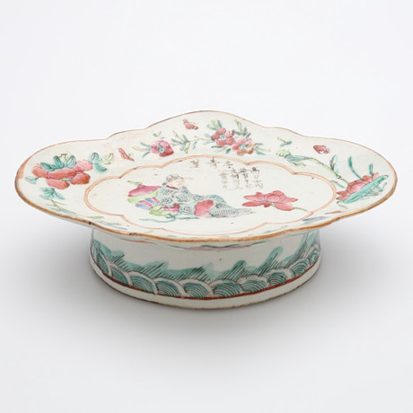 SKÅLFAT PÅ FOT, PORSLIN, KINA, TONGZHI (1862-1874). på auktion hos Crafoord Auktioner Lund
