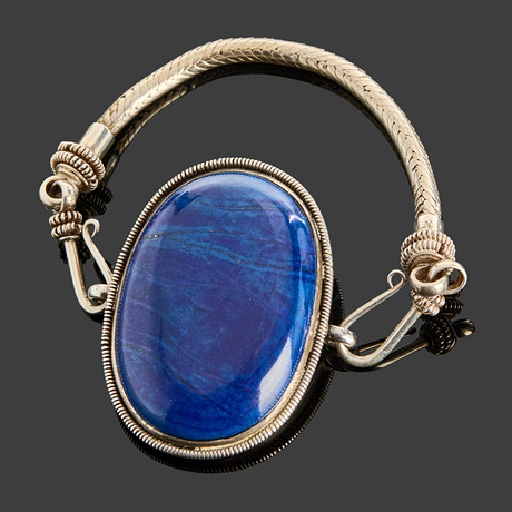 ARMBAND, silver med en cabochonslipad färgad lapis lazuli, Indien. på auktion hos Crafoord Auktioner Stockholm