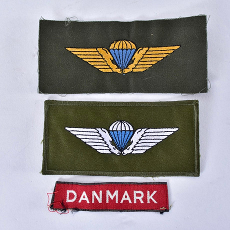 FALLSKÄRMSJÄGARUTMÄRKELSER, 2 st, tygmärken, Danmark. på auktion hos Halmstads Auktionskammare