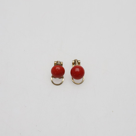 ÖRHÄNGE. Clips, förgyllt silver och korallcabochon, 1900-talets mitt.