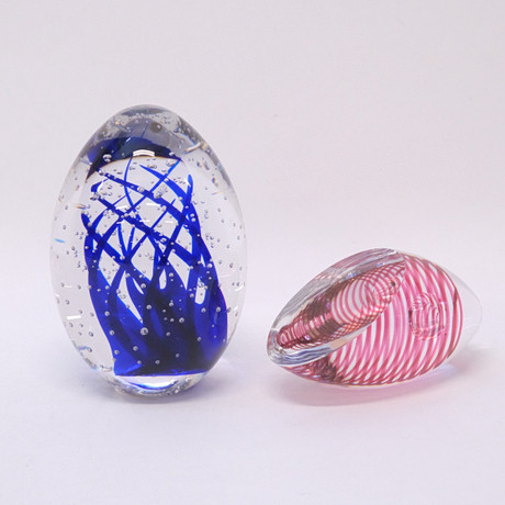 HANNE DREUTLER & ARTHUR ZIRNSACK. TVÅ DELAR KONSTGLAS, SIGNERAD, STUDIO ÅHUS. på auktion hos Björnssons Auktionskammare