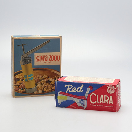 KÖKSREDSKAP, VINTAGE. 1950/60-tal, "Röda Clara" konservöppnare, kakmaskin, Sawa 2000 Deluxe. på auktion hos Gomér & Andersson Jönköping