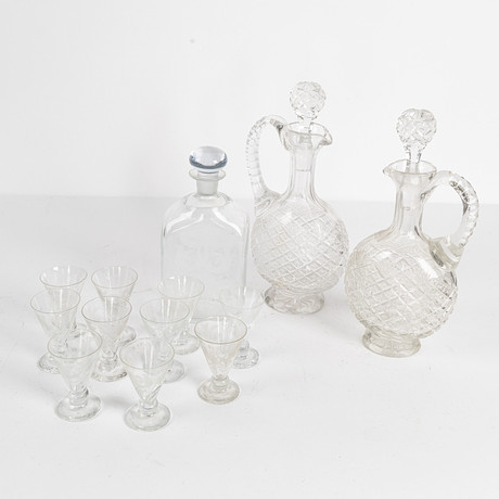 KARAFFER SAMT SPETSGLAS, 13 delar, 1900-tal. på auktion hos Stockholms Auktionsverk Helsingborg