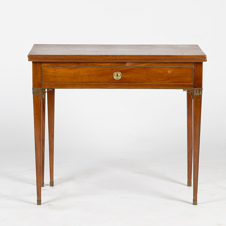 SPELBORD, fanerad i mahogny, sengustaviansk, Stockholmsarbete, omkring 1800. på auktion hos Stockholms Auktionsverk Helsingborg