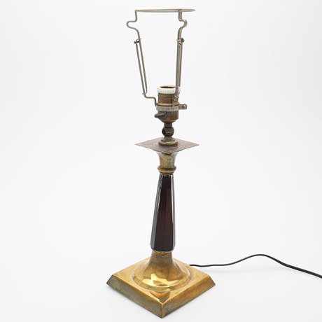 BORDSLAMPA, mässing och rödtonat glas, 1930/40-tal. på auktion hos Auktionsmagasinet Vänersborg