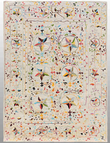 MATTA, Kelim med handbroderad dekor, cirka 240 x 166 cm. på auktion hos RA Auktionsverket Norrköping