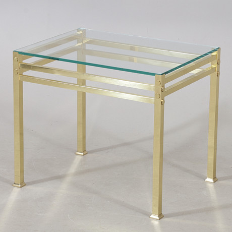 SIDOBORD, gulmetall/glas, 1970/1980-tal. på auktion hos Växjö Auktionskammare